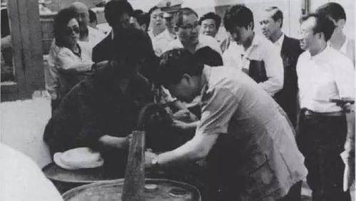 上世纪最荒谬的骗局：初中生号称可以将水变油<strong></p>
<p>世纪币</strong>，骗了四亿多人民币