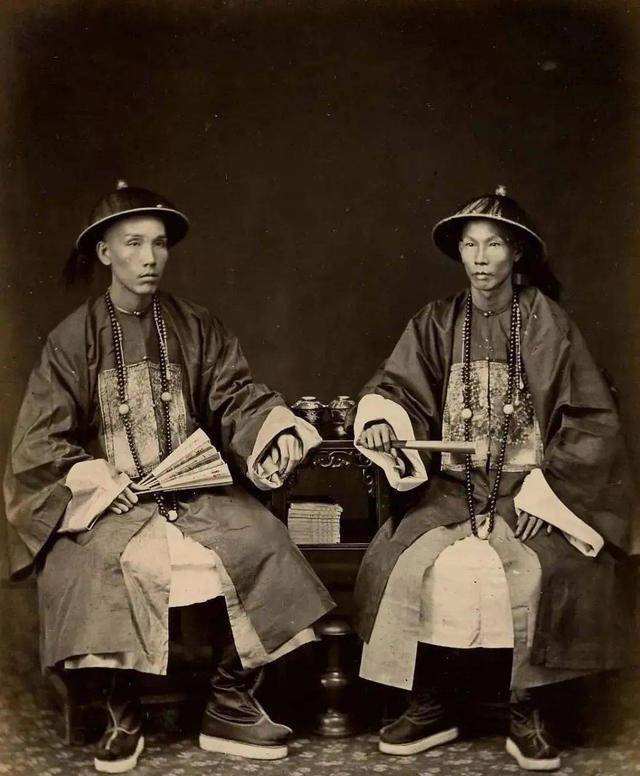清朝官员退休工资每年是50两白银<strong></p>
<p>币别换算</strong>，换算成如今的人民币值多少？