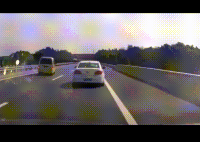 搞笑GIF：锅：我已结网<strong></p>
<p>蛋币网</strong>，蛋是跑不了的