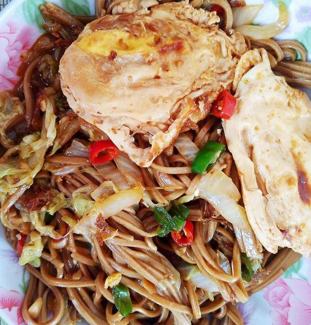 今天做了个全网都在流行的荷包蛋焖面<strong></p>
<p>蛋币网</strong>，味道好极了