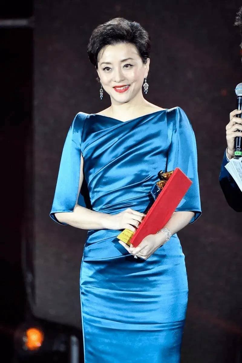进军餐饮业！杨澜投资设立餐饮公司：注资30亿<strong></p>
<p>币天下</strong>，间接持股99%
