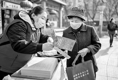 规范老年消费市场——银发经济兴起<strong></p>
<p>手机股票</strong>，“适老”更要“护老”