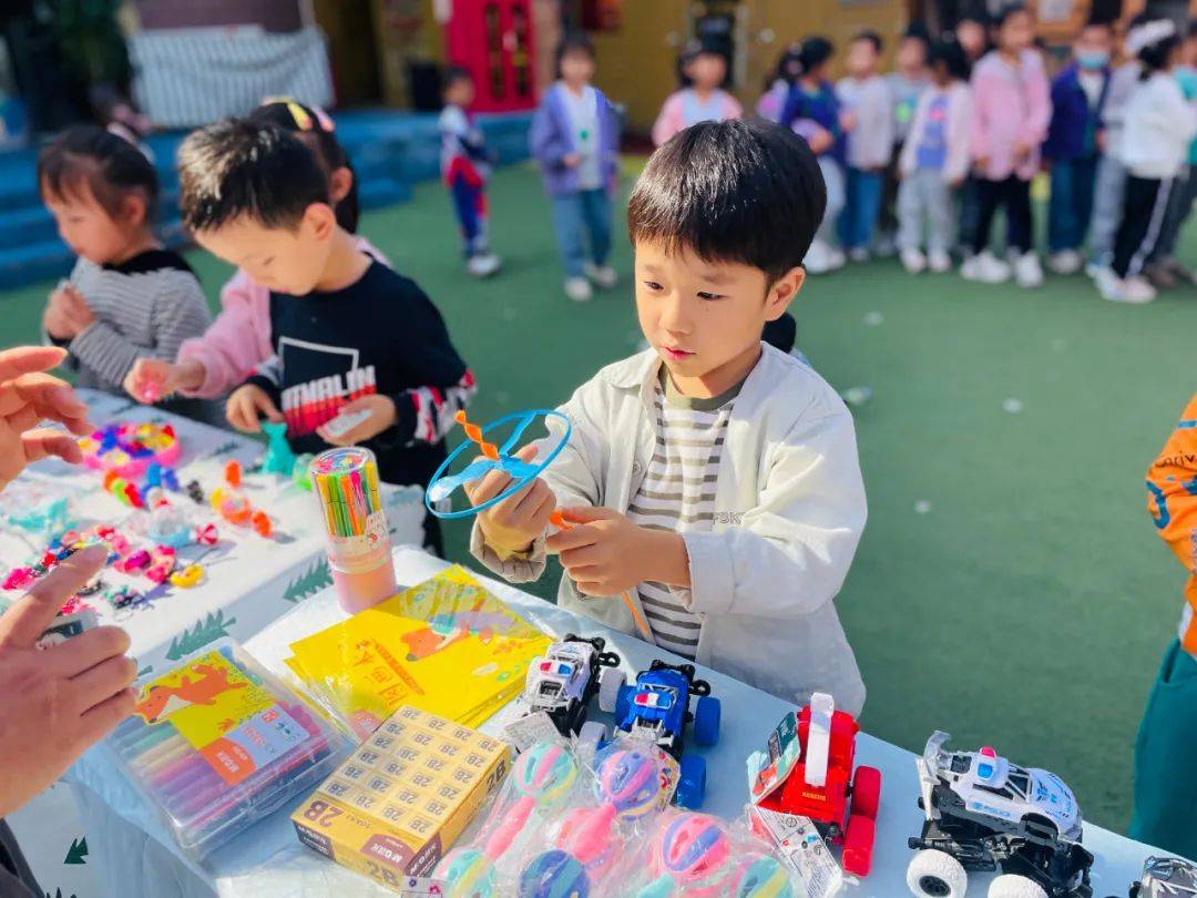 【园所动态】“礼物兑换<strong></p>
<p>快币兑换</strong>，让爱循环”天爱美幼儿园“天爱币”兑换礼物活动！