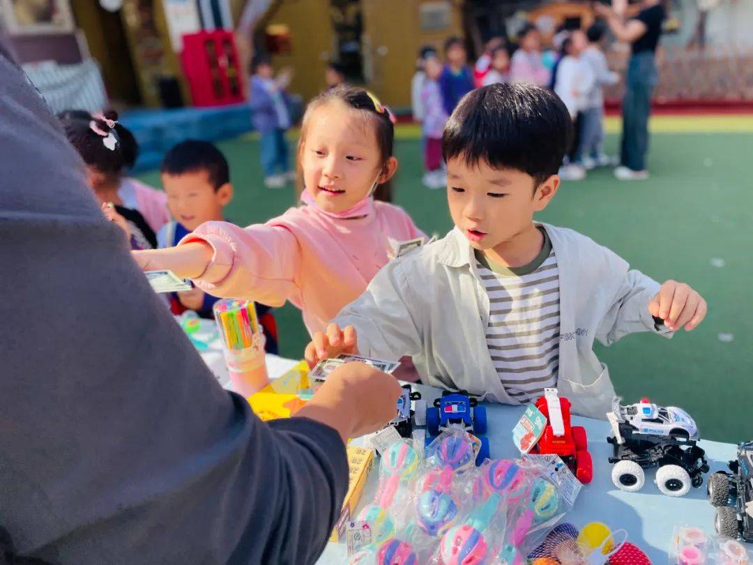 【园所动态】“礼物兑换<strong></p>
<p>快币兑换</strong>，让爱循环”天爱美幼儿园“天爱币”兑换礼物活动！