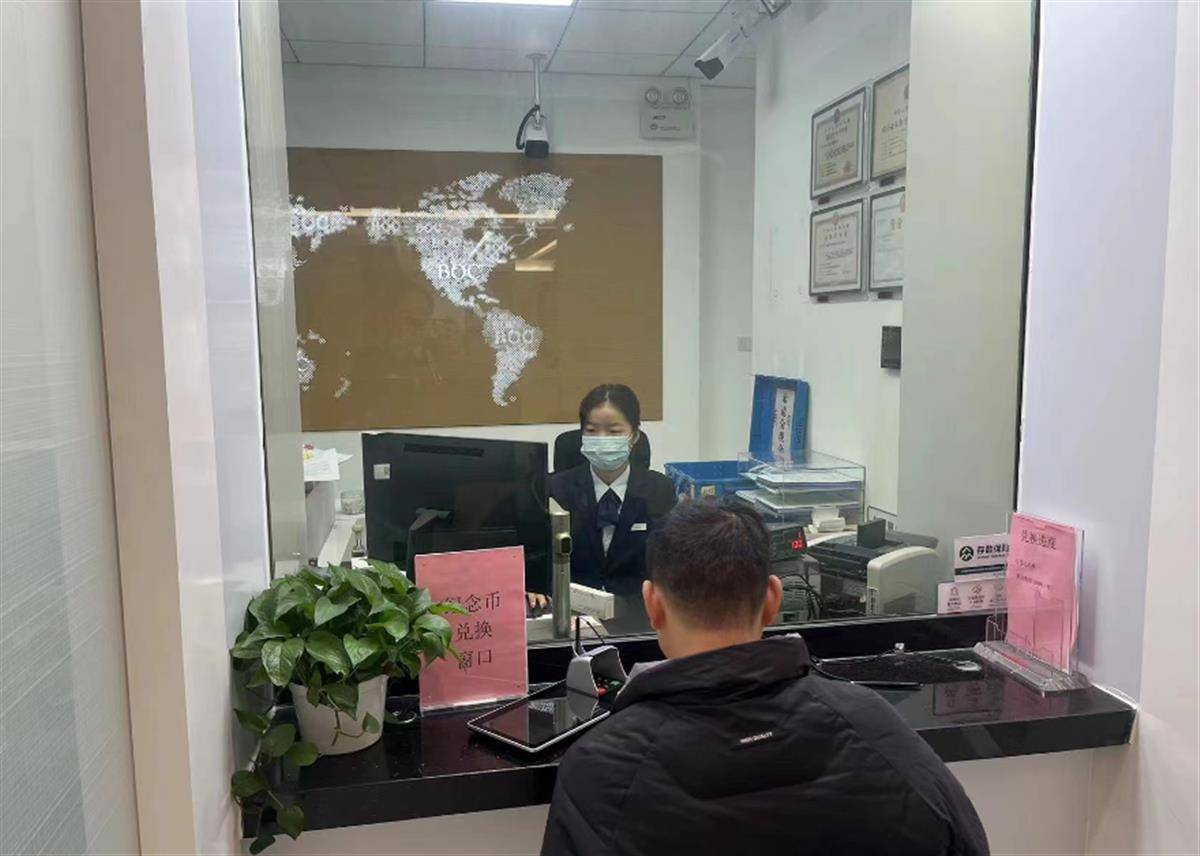 京剧艺术普通纪念币开启兑换<strong></p>
<p>快币兑换</strong>，市民热情高涨