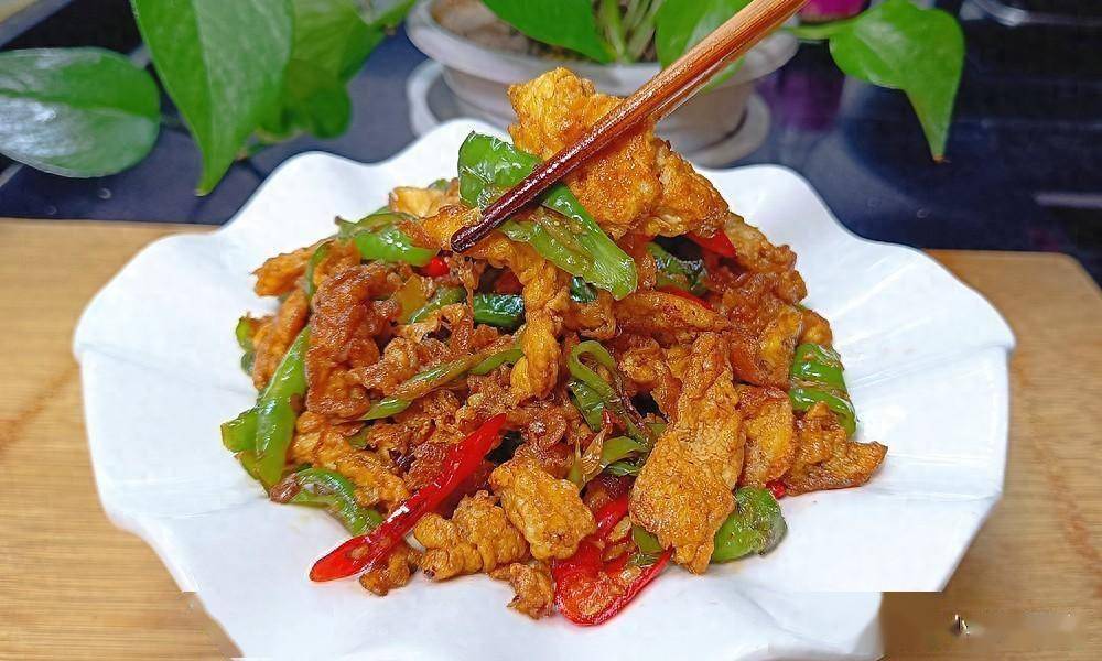 尖椒炒鸡蛋怎么炒<strong></p>
<p>炒币怎么炒</strong>？是先炒鸡蛋还是炒辣椒？教你正确做法下饭真香