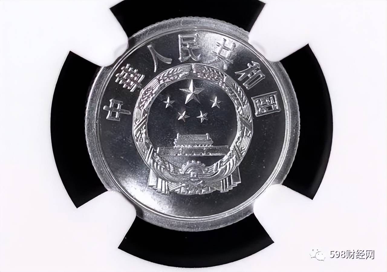 分币中的币中币<strong></p>
<p>币安中币</strong>，如果是这个年份的，一枚叫价12000元钱