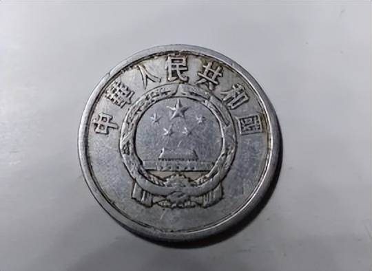 分币中的币中币<strong></p>
<p>币安中币</strong>，如果是这个年份的，一枚叫价12000元钱