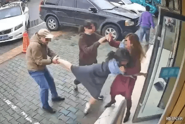 公职夫妻因挪车将女子打骨折<strong></p>
<p>币安交易所</strong>，想40万私了？通报来了