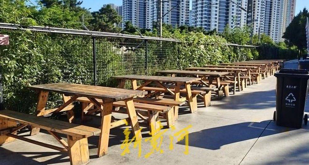秦皇岛一网红夜市被指违规占用规划绿地却经营4年之久<strong></p>
<p>币安官方网站</strong>，当地回应：无审批手续 | 刚调查