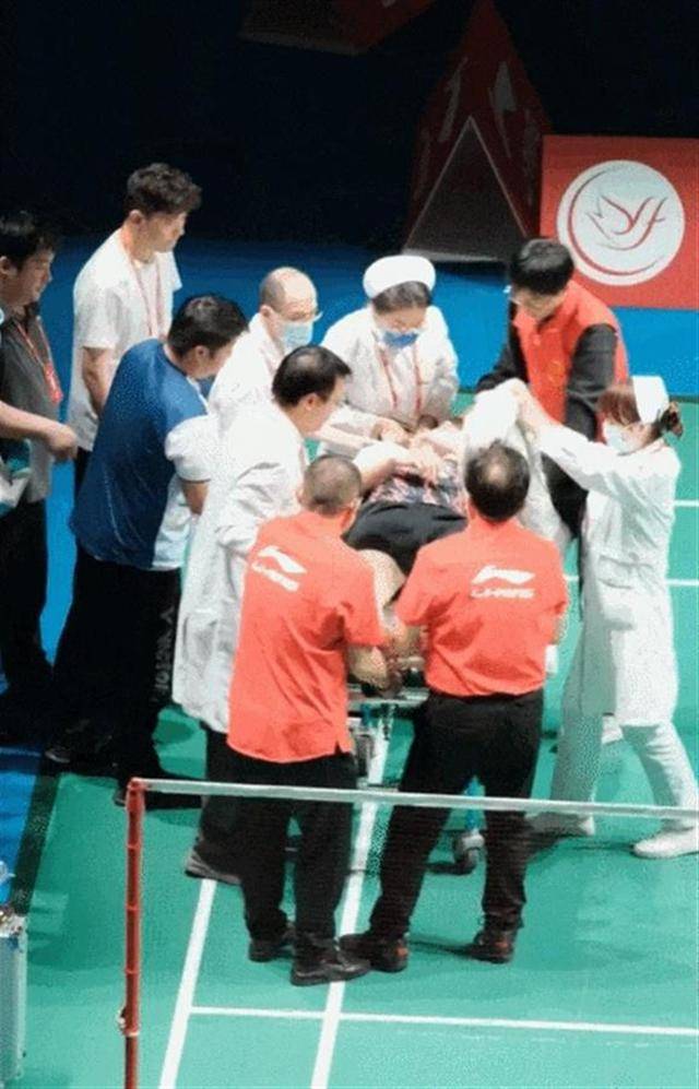 羽毛球世界第一石宇奇比赛中突发意外<strong></p>
<p>币安官方网站</strong>，被担架抬走后留院观察