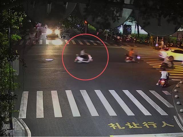 一女子肇事逃逸后仍去逛街<strong></p>
<p>币安市值</strong>，被抓后竟称：是路人劝我走的