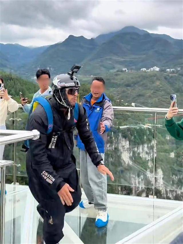 视频疯传！外国男子云南跳伞开伞失败<strong></p>
<p>币安市值</strong>，急速坠落？景区澄清：视频不完整，开伞成功了