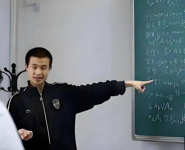 韦东奕上课照片走红<strong></p>
<p>币安币怎么玩</strong>，新发型吸睛，网友：板书真漂亮，可惜看不懂
