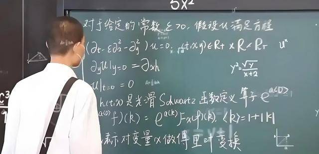 韦东奕上课照片走红<strong></p>
<p>币安币怎么玩</strong>，新发型吸睛，网友：板书真漂亮，可惜看不懂