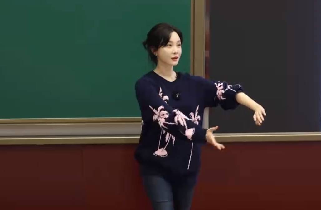 演员陈数现身中戏授课<strong></p>
<p>币安币怎么玩</strong>，网友：我的梦中情师