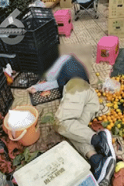 昆明一老人赶集摔倒压坏水果摊！中午就带着家属找来了<strong></p>
<p>币安有哪些币</strong>，摊主慌了……