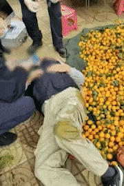 昆明一老人赶集摔倒压坏水果摊！中午就带着家属找来了<strong></p>
<p>币安有哪些币</strong>，摊主慌了……