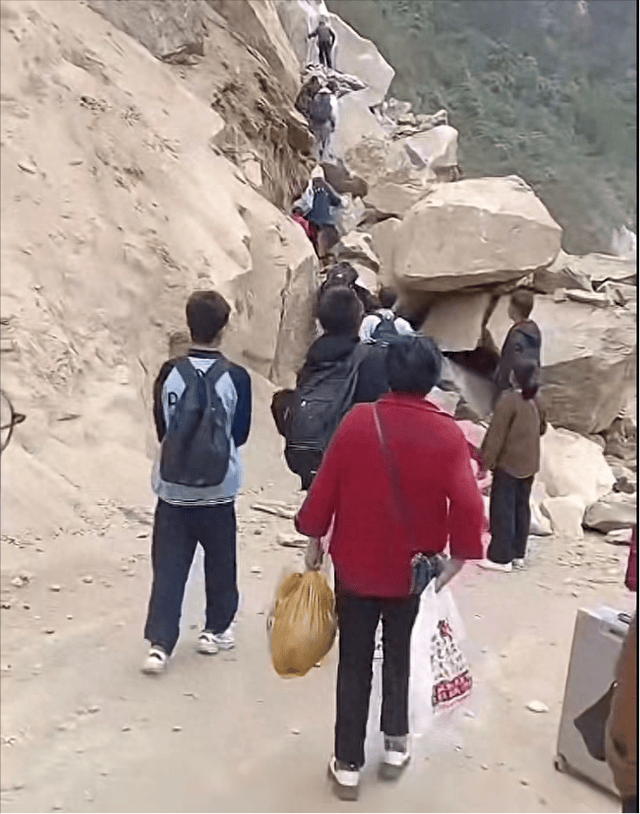 学生攀爬堵路巨石上学令人揪心<strong></p>
<p>安币资本</strong>，当地回应：系道路施工偶发特殊状况