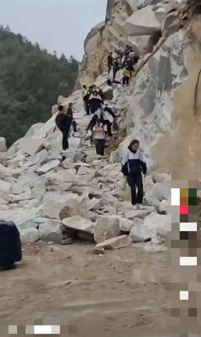 学生攀爬堵路巨石上学令人揪心<strong></p>
<p>安币资本</strong>，当地回应：系道路施工偶发特殊状况