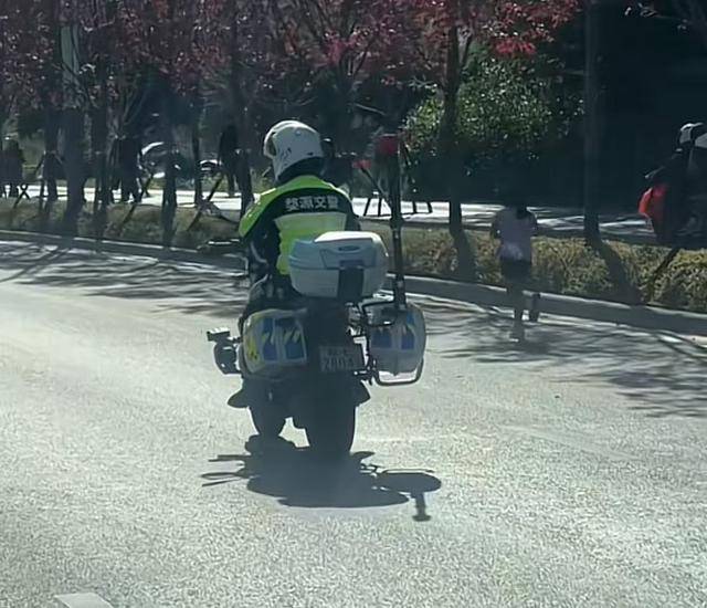 组委会回应6岁女孩跑完42公里全马：其父不顾裁判多次阻拦让女儿违规蹭跑<strong></p>
<p>币安汇率</strong>，已处罚