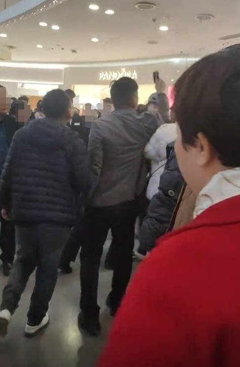 工资被折换成郑州一商场购物卡<strong></p>
<p>币安汇率</strong>，每月仅一天能使用，律师：以购物卡支付工资或涉嫌违法
