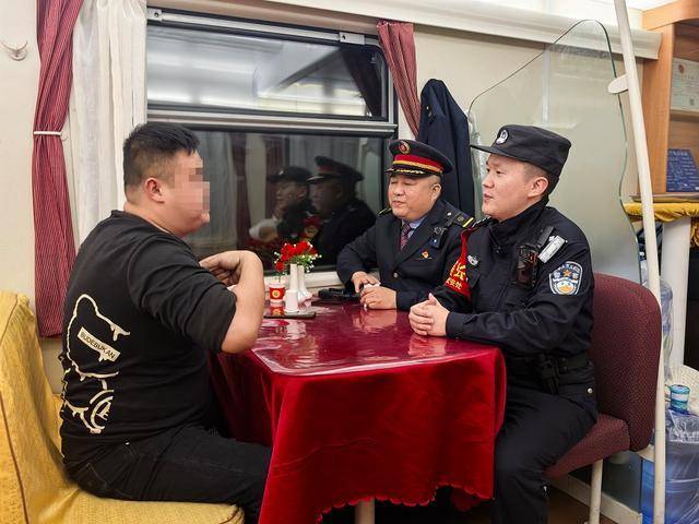 列车上一醉酒“纹身哥”突然对乘警说“我是逃犯”<strong></p>
<p>币安汇率</strong>，乘警一查：不，你不是！