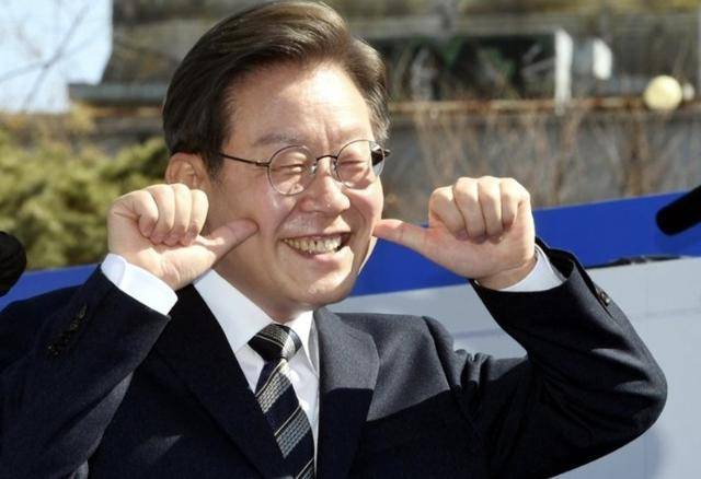 执政党捏着鼻子要“保尹”<strong></p>
<p>币安最新消息</strong>，尹锡悦的总统宝座，将由8个人决定