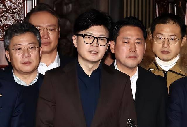 执政党捏着鼻子要“保尹”<strong></p>
<p>币安最新消息</strong>，尹锡悦的总统宝座，将由8个人决定