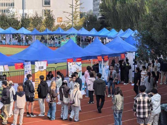 四个月赶了15场招聘会<strong></p>
<p>币安最新消息</strong>，发了100多份简历，秋招就是应届生的“战场”
