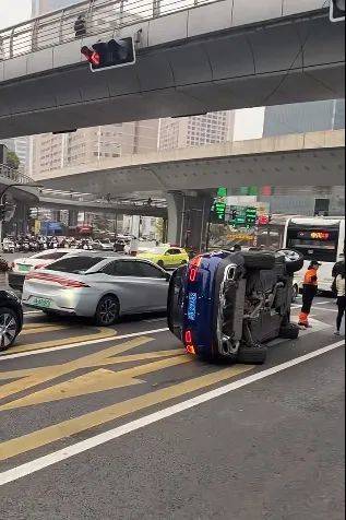 上海一奔驰车在路口侧翻<strong></p>
<p>币安币线图</strong>，驾驶员擦伤！目击者讲述现场情况