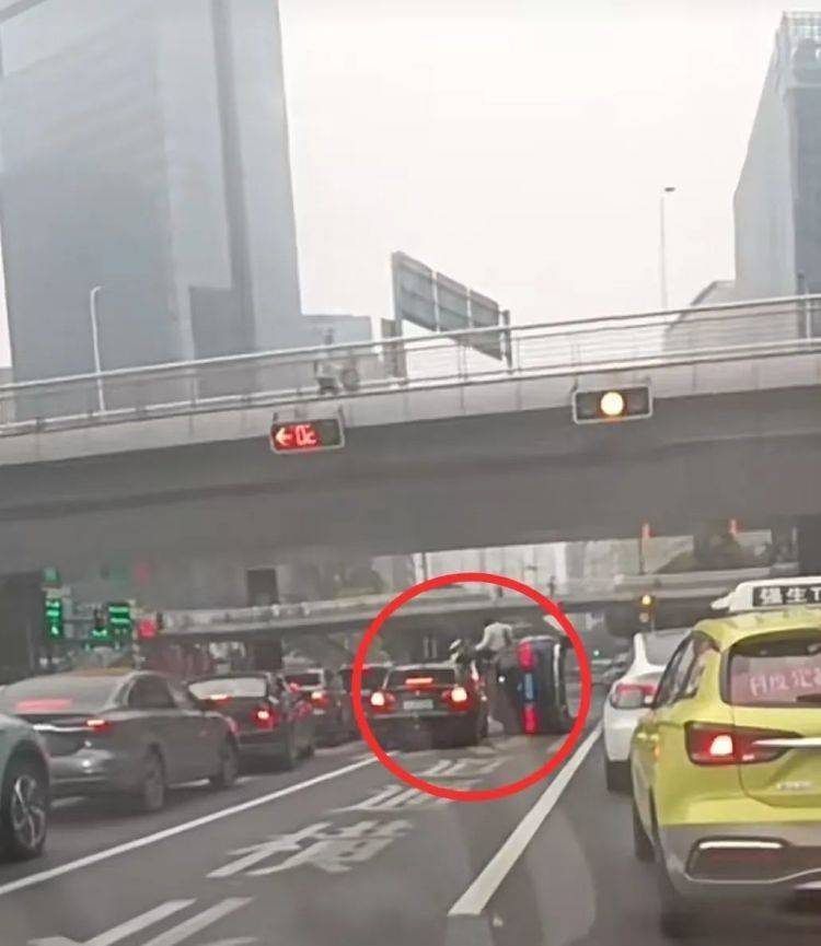 上海一奔驰车在路口侧翻<strong></p>
<p>币安币线图</strong>，驾驶员擦伤！目击者讲述现场情况