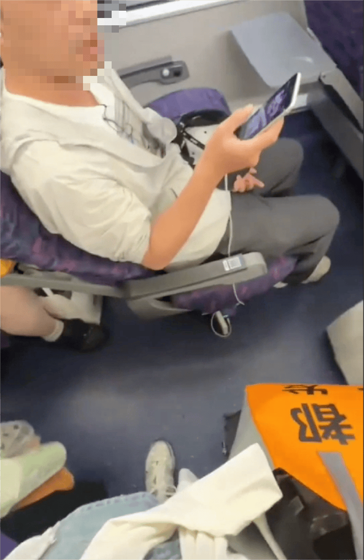母女俩列车霸座还持刀威胁<strong></p>
<p>币安币线图</strong>，12306回应