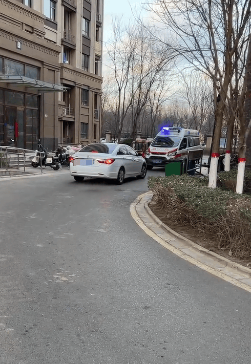 私家车未让救护车反而步步紧逼<strong></p>
<p>币安下载软件</strong>，目击者：老人遗憾离世，河北警方：行政拘留！