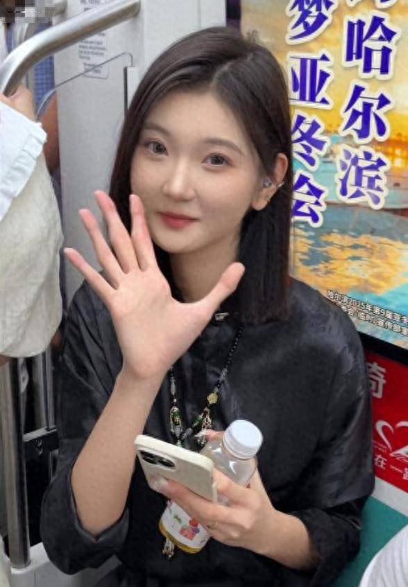 女孩身高2米26貌美如花<strong></p>
<p>币安合约</strong>，妈妈天天发愁：白长这么漂亮，没人敢追