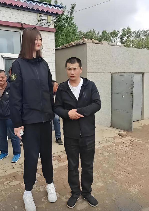 女孩身高2米26貌美如花<strong></p>
<p>币安合约</strong>，妈妈天天发愁：白长这么漂亮，没人敢追
