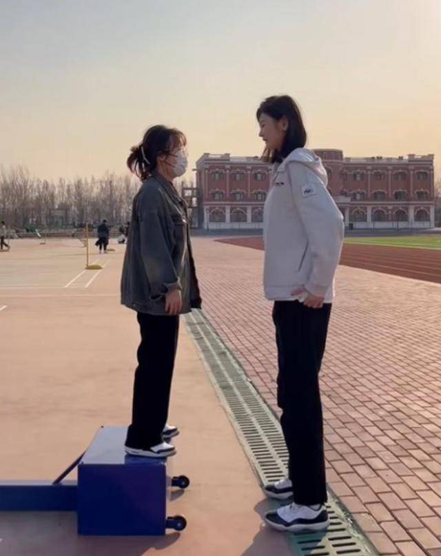 女孩身高2米26貌美如花<strong></p>
<p>币安合约</strong>，妈妈天天发愁：白长这么漂亮，没人敢追