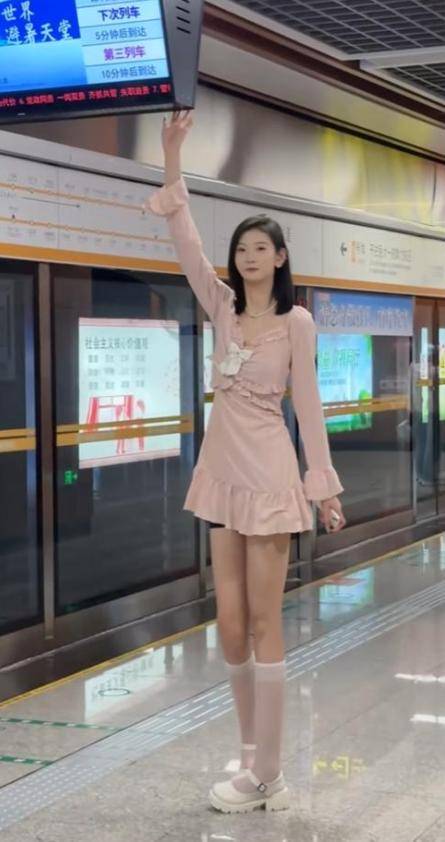 女孩身高2米26貌美如花<strong></p>
<p>币安合约</strong>，妈妈天天发愁：白长这么漂亮，没人敢追