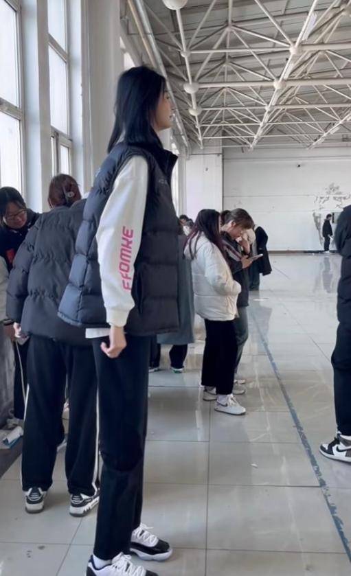 女孩身高2米26貌美如花<strong></p>
<p>币安合约</strong>，妈妈天天发愁：白长这么漂亮，没人敢追