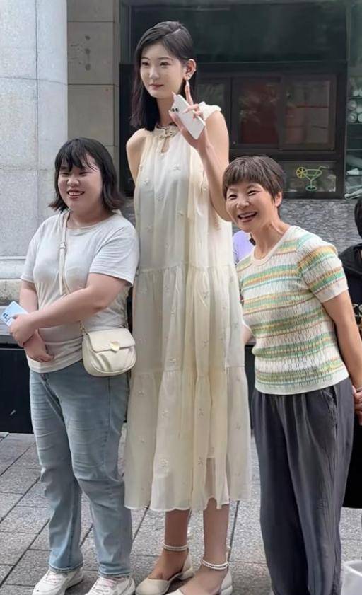 女孩身高2米26貌美如花<strong></p>
<p>币安合约</strong>，妈妈天天发愁：白长这么漂亮，没人敢追