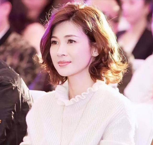 富商周旭辉<strong></p>
<p>货币与币安</strong>，44岁娶小12岁女星童蕾，获刑3年后，妻女过得如何？