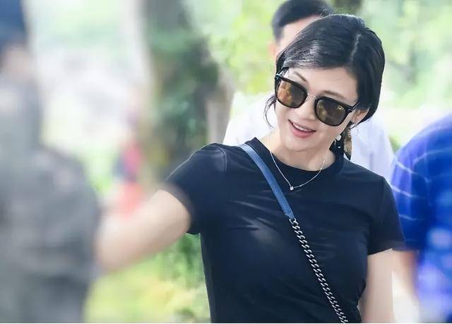 富商周旭辉<strong></p>
<p>货币与币安</strong>，44岁娶小12岁女星童蕾，获刑3年后，妻女过得如何？