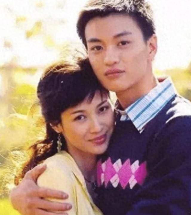 富商周旭辉<strong></p>
<p>货币与币安</strong>，44岁娶小12岁女星童蕾，获刑3年后，妻女过得如何？