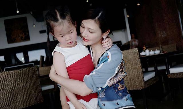 富商周旭辉<strong></p>
<p>货币与币安</strong>，44岁娶小12岁女星童蕾，获刑3年后，妻女过得如何？