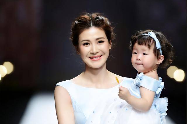 富商周旭辉<strong></p>
<p>货币与币安</strong>，44岁娶小12岁女星童蕾，获刑3年后，妻女过得如何？