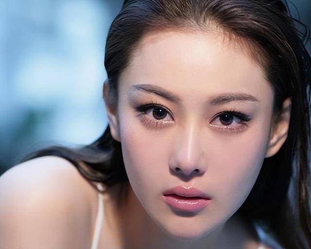 富商周旭辉<strong></p>
<p>货币与币安</strong>，44岁娶小12岁女星童蕾，获刑3年后，妻女过得如何？