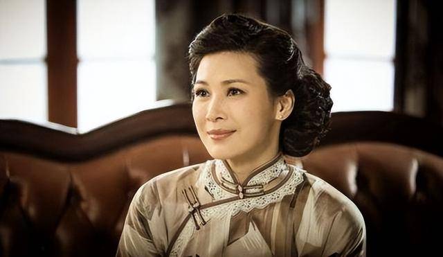 富商周旭辉<strong></p>
<p>货币与币安</strong>，44岁娶小12岁女星童蕾，获刑3年后，妻女过得如何？